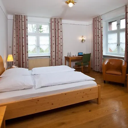 布拉瑞加斯多夫三冠酒店 酒店